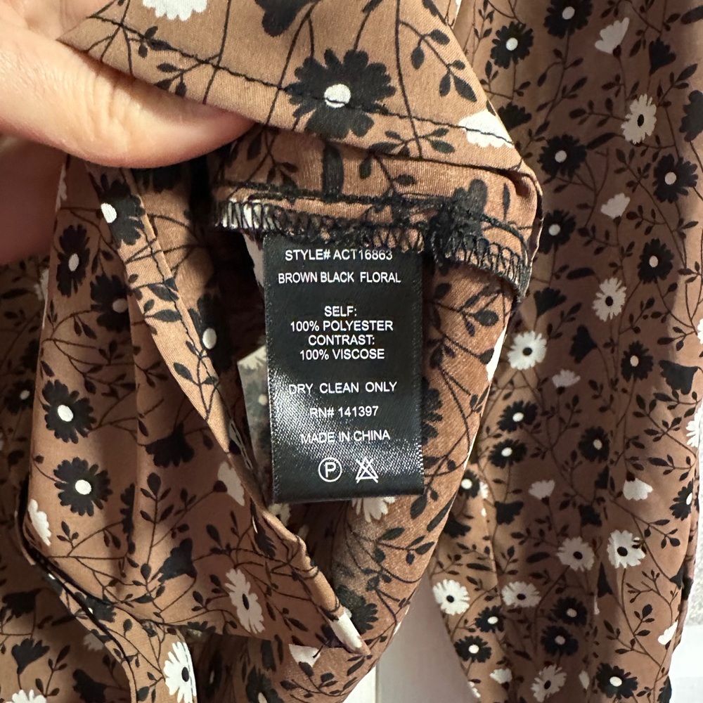 ASTR Lula Floral Contrast Collar Top - Picture 5 of 5